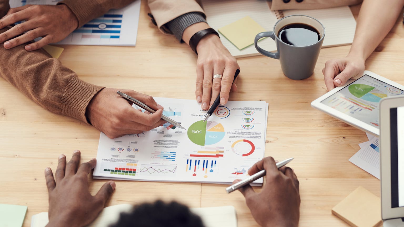 Custom e-commerce data analysis at BiK Solution – employee reviewing printed chart
